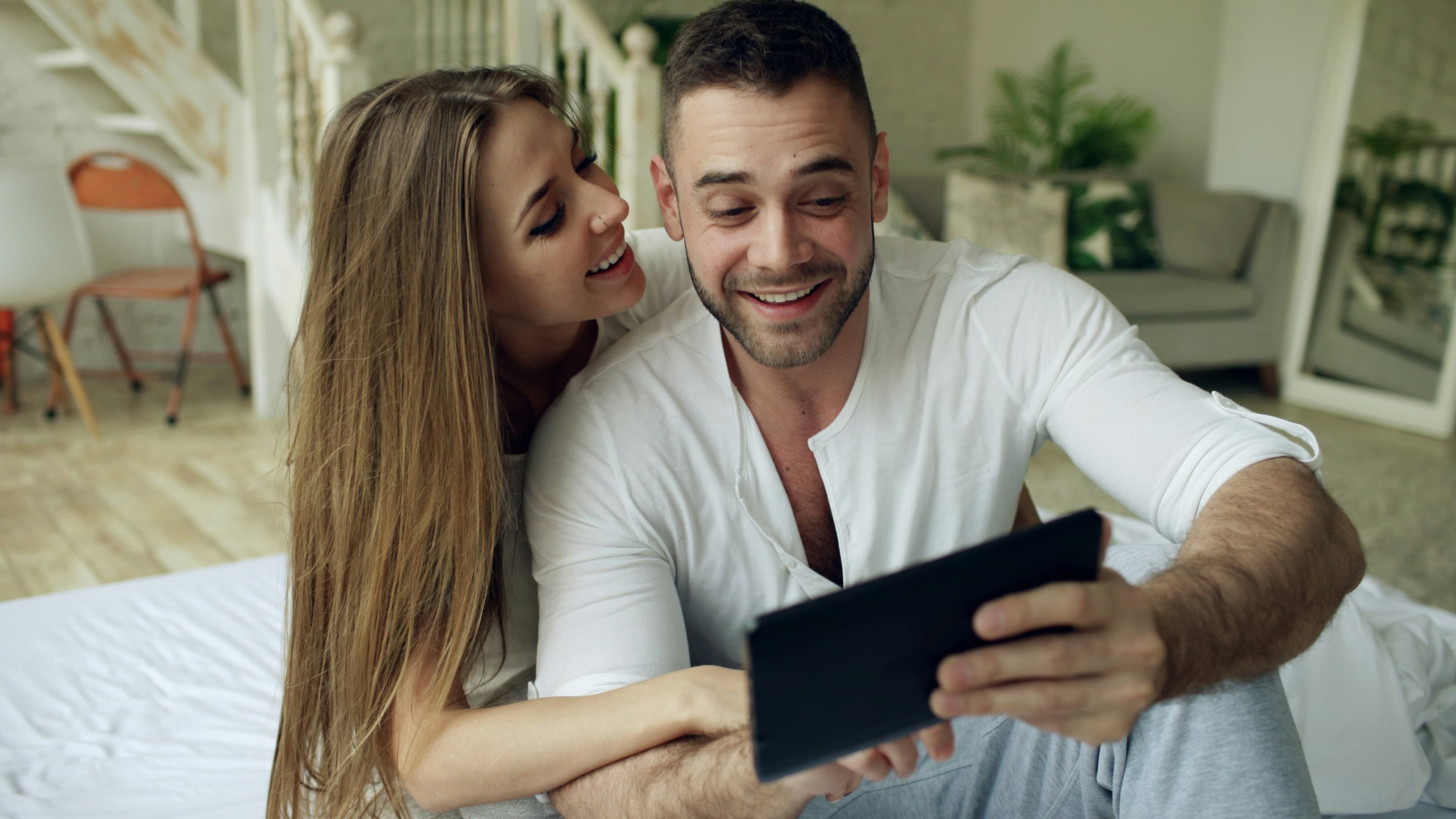 Casal sorrindo ao compartilhar uma memória