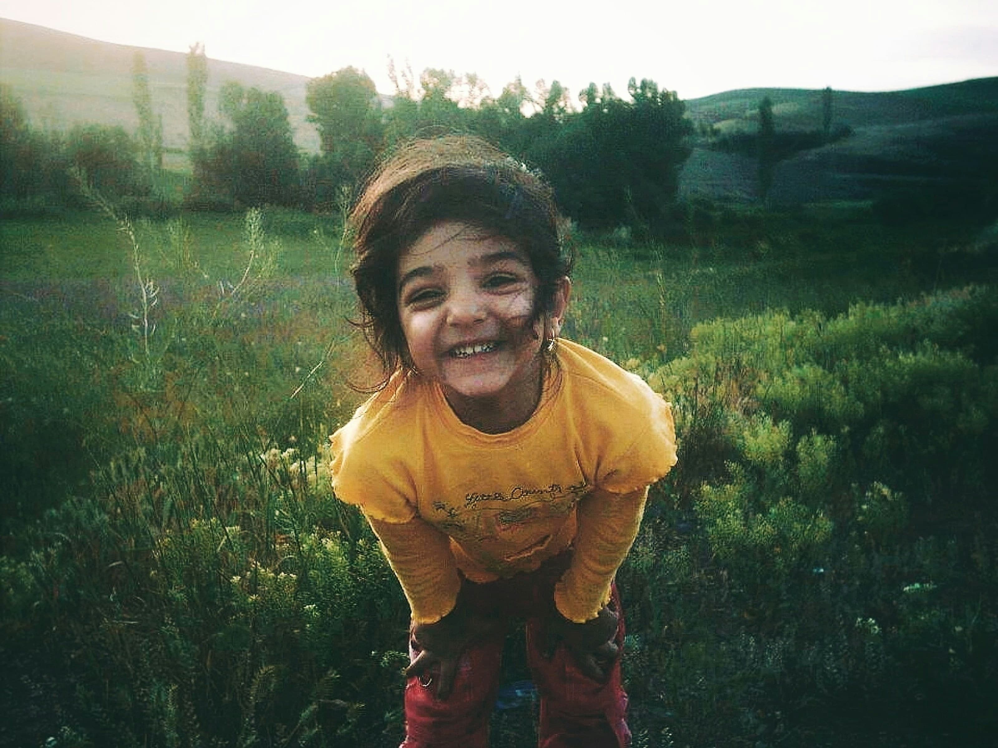 Criança sorrindo, cheia de alegria